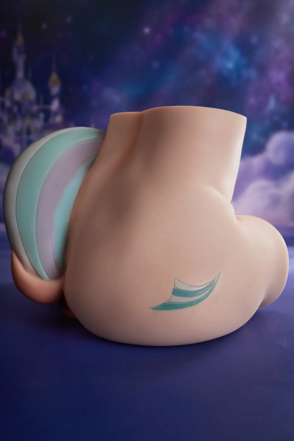Razor silicone butt torso side view